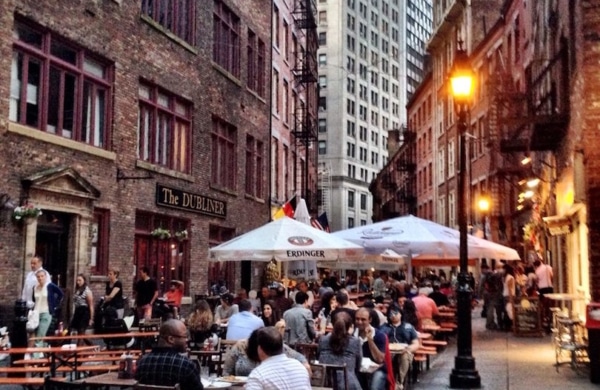 Stone Street à New York avec des terrasses des restaurants dans la rue.