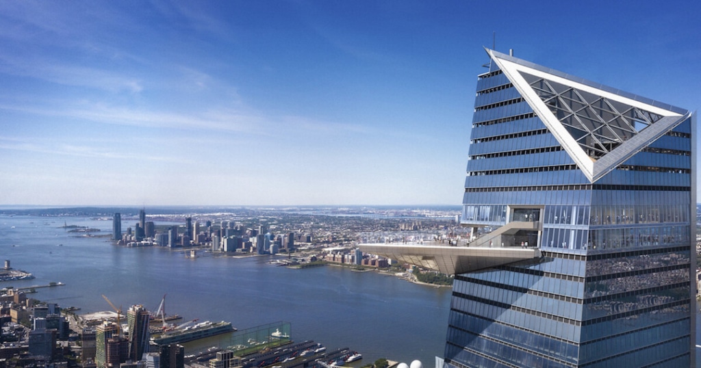 The Edge, un gratte ciel à New York avec une plateforme extérieur qui ressort du bâtiment. On voit New York en fond derrière.