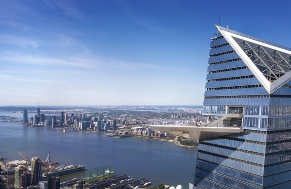The Edge, un gratte ciel à New York avec une plateforme extérieur qui ressort du bâtiment. On voit New York en fond derrière.