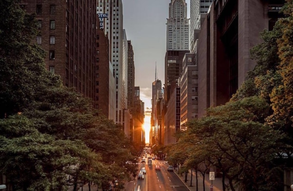 Vue de la 42ème Street à New York avec le Chrysler Building en fond.