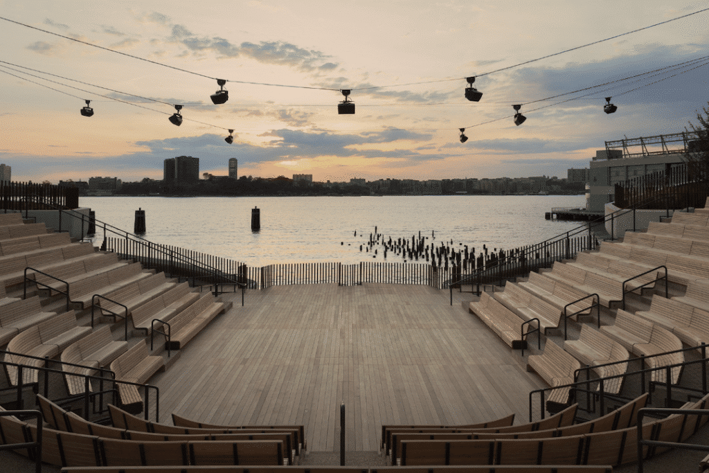 Amphithéâtre de Little Island avec vue sur Hudson River à New York