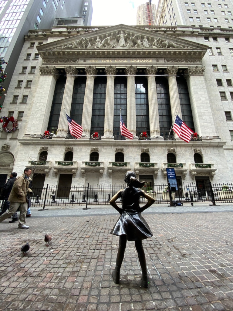 Statue Fearless Girl devant la bourse à Wall Street à New York