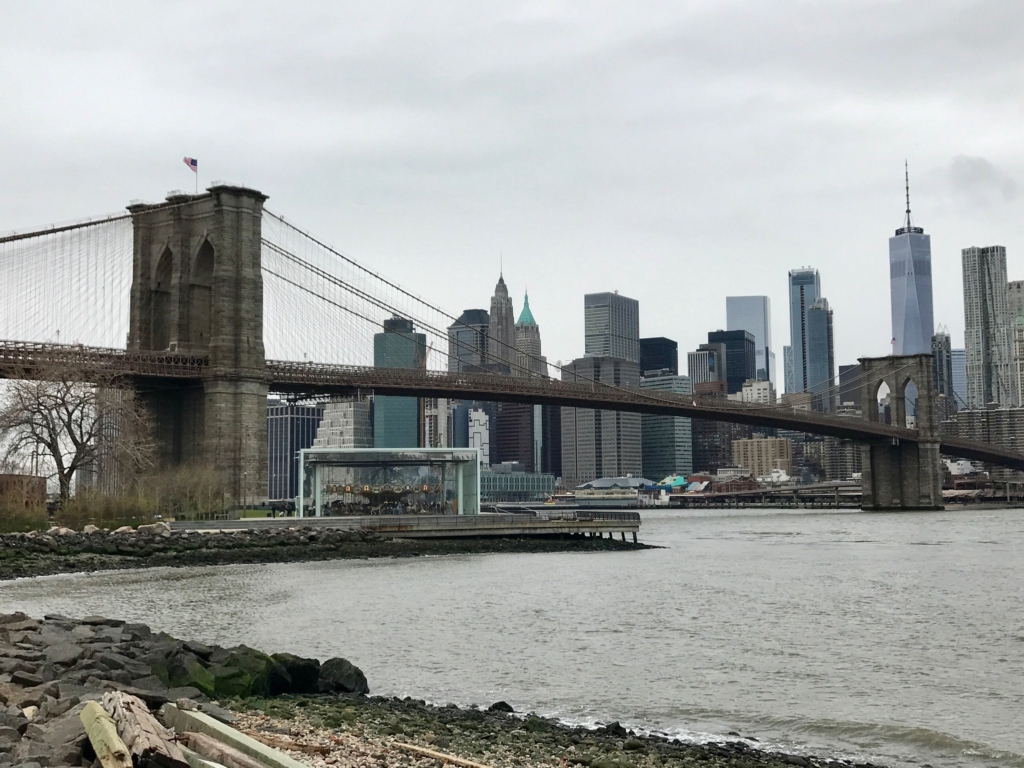 Pont de Brooklyn avec la skyline de Manhattan derrière et Jane's Carousel devant à New York