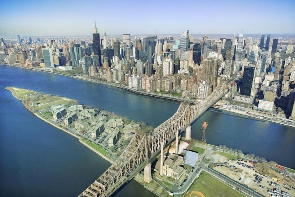 Vue aérienne de Roosevelt Island à New York