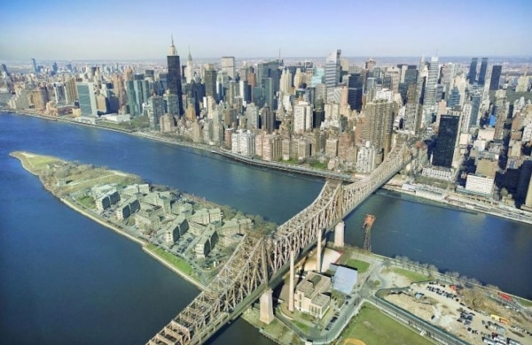 Vue aérienne de Roosevelt Island à New York