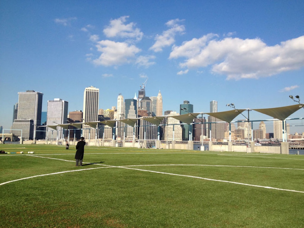 Stade de football au Brooklyn Bridge Park à New York