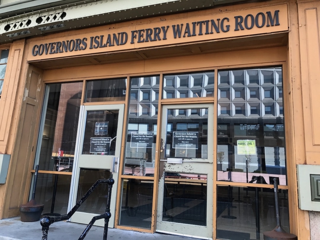Salle d'attente pour rejoindre le ferry à destination do Governor's Island à New York