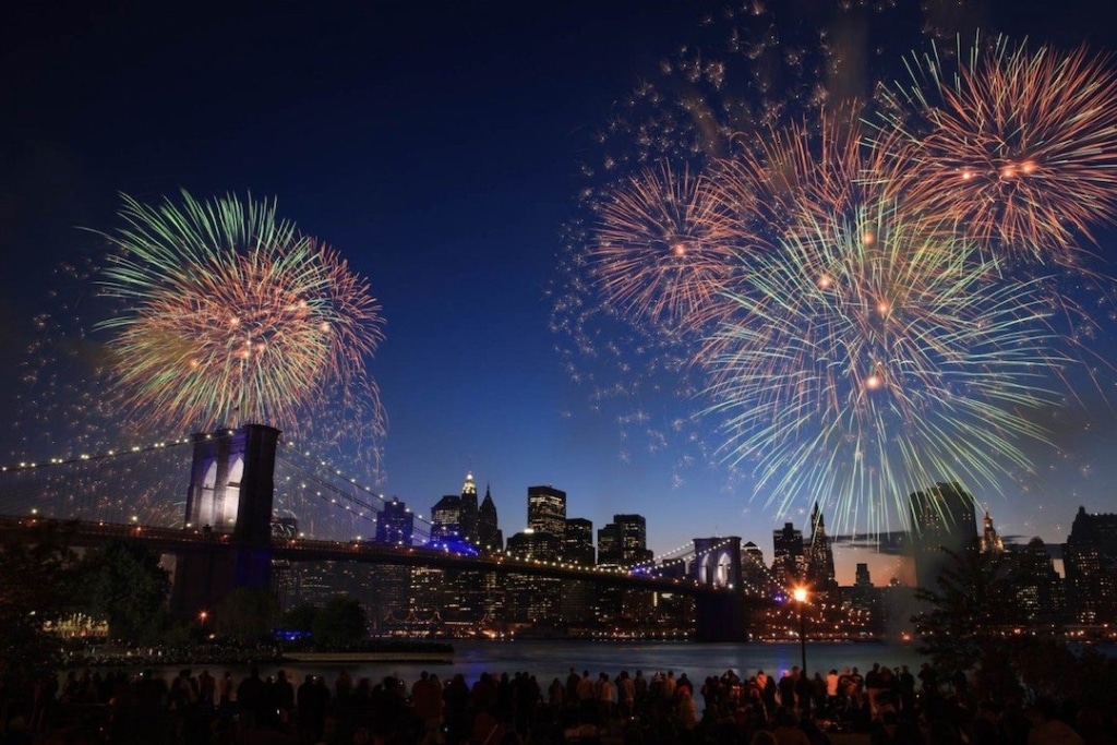 Feu d'artifice au dessus de la skyline de Manhattan