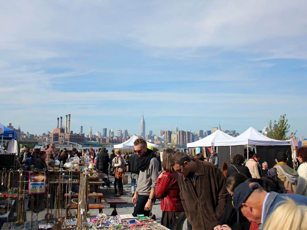 Stands d'un marché aux puces à Williamsburg