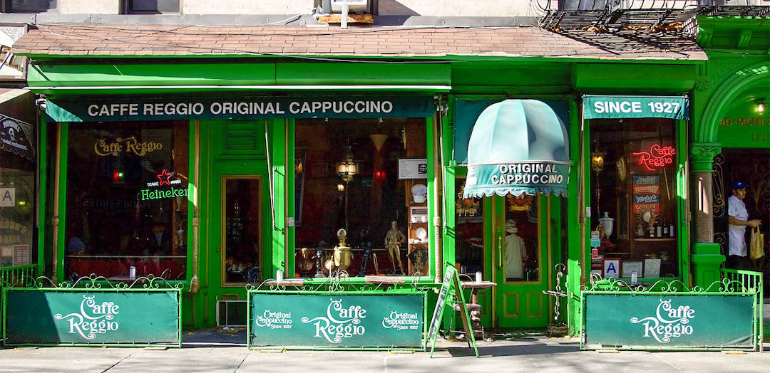 Devanture verte du Caffe Reggio à New York