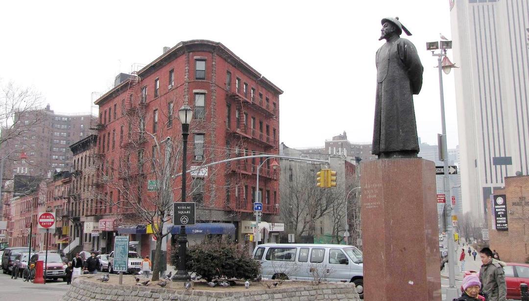 Chatham Square avec une statue à droite à New York