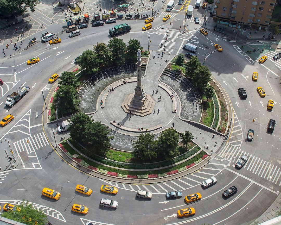 Vue aérienne du rond point Columbus Circle avec de nombreux taxis jaunes à New York