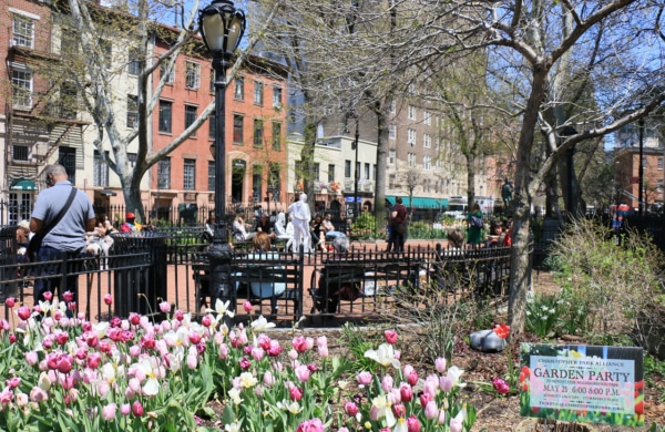 Plongez dans l'atmosphère bohème et artistique de Greenwich Village à New York, un quartier historique animé et plein de charme