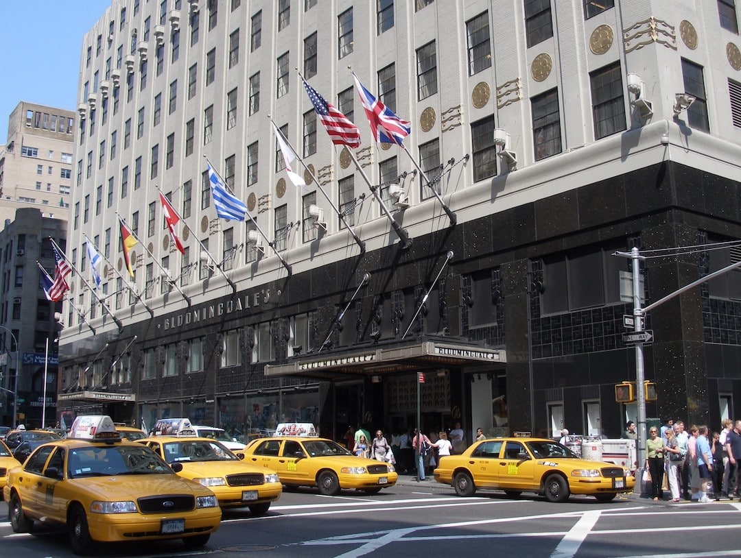 Boutique Bloomingdale's avec de nombreux taxis jaunes devant à New York