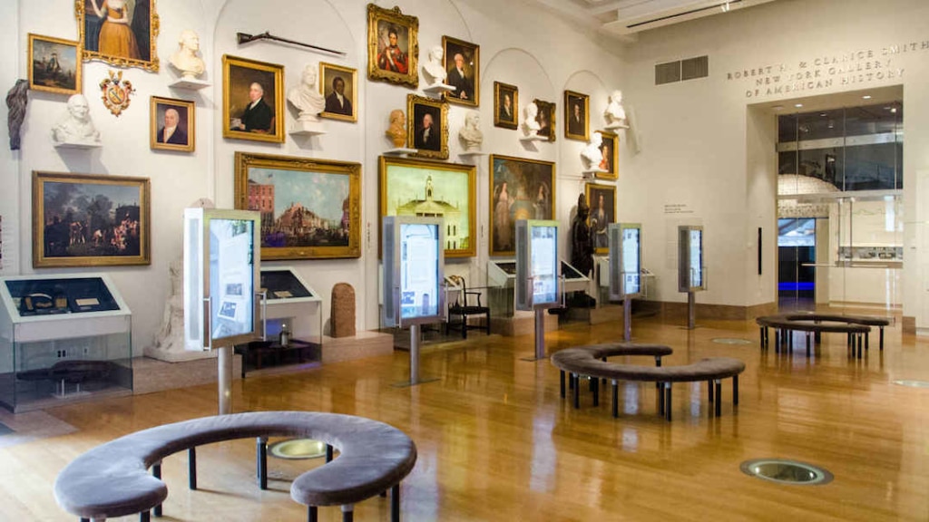 Salle remplie de tableaux et autres œuvres d'art au New York Historical Society