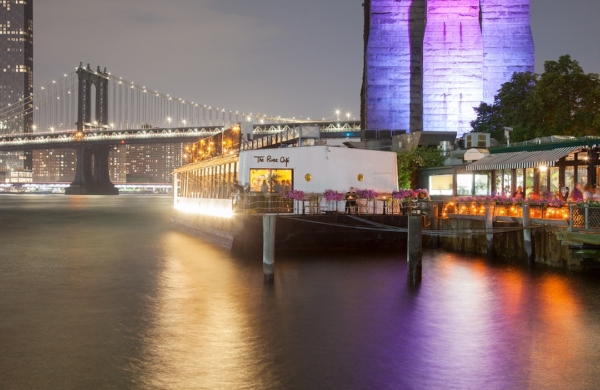 Restaurant au bord de la rivière avec pont de Brooklyn en fond