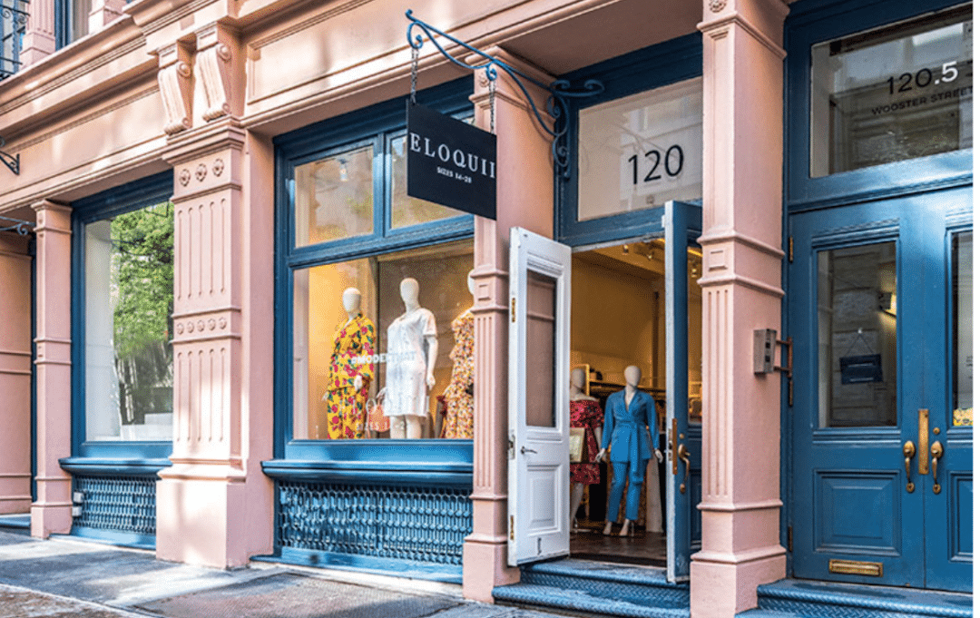 Boutique rose et bleue dans un bâtiment en fonte à SoHo à New York