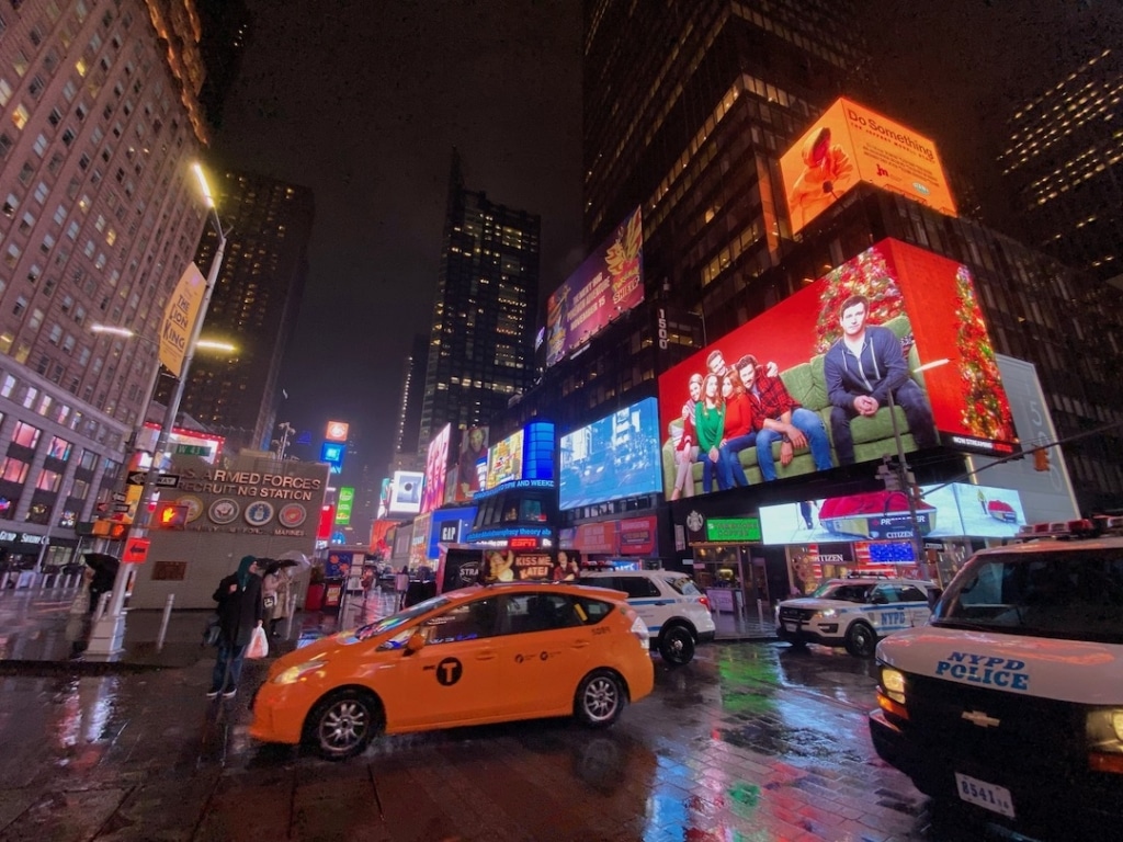 Vue sur Times Square avec un taxi jaune au premier plan