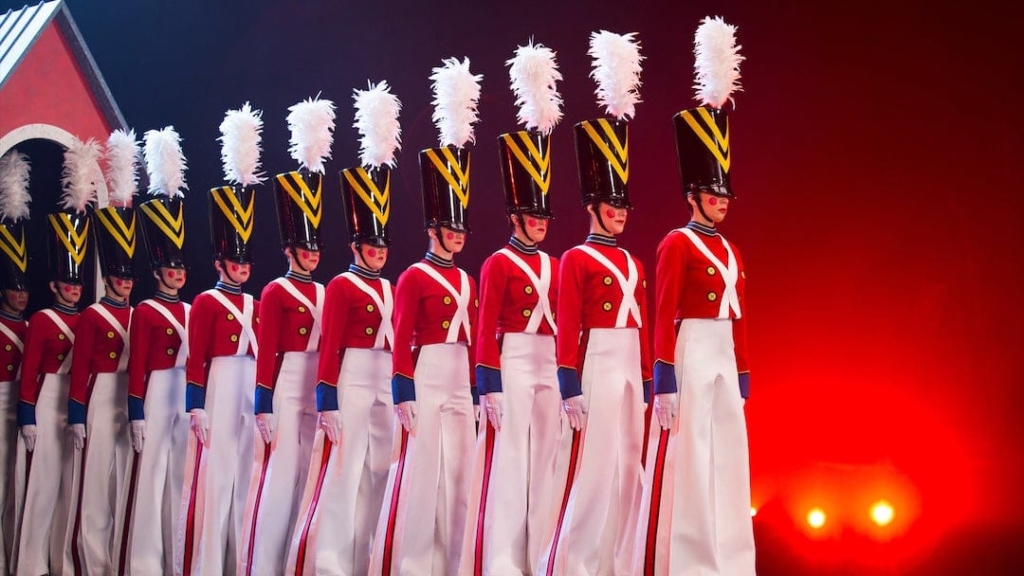 Danseuses Rockettes habillées en jouet soldats alignés