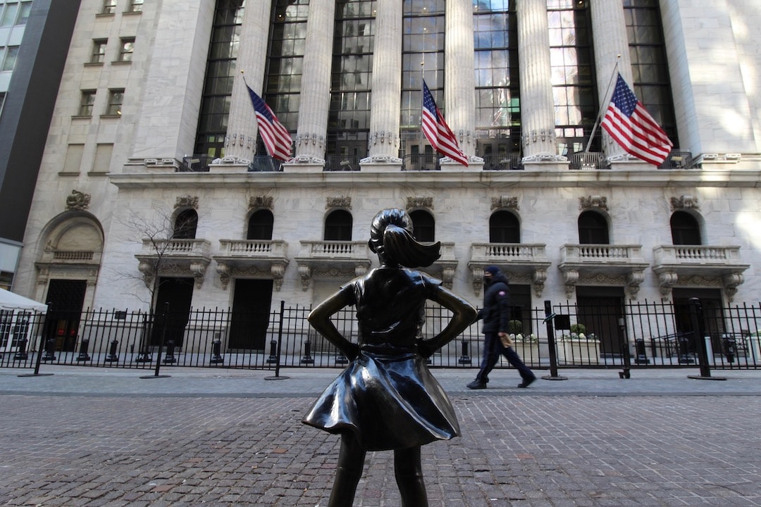 Sculpture de la petite fille, Fearless Girl devant la bourse du quartier financier de New York