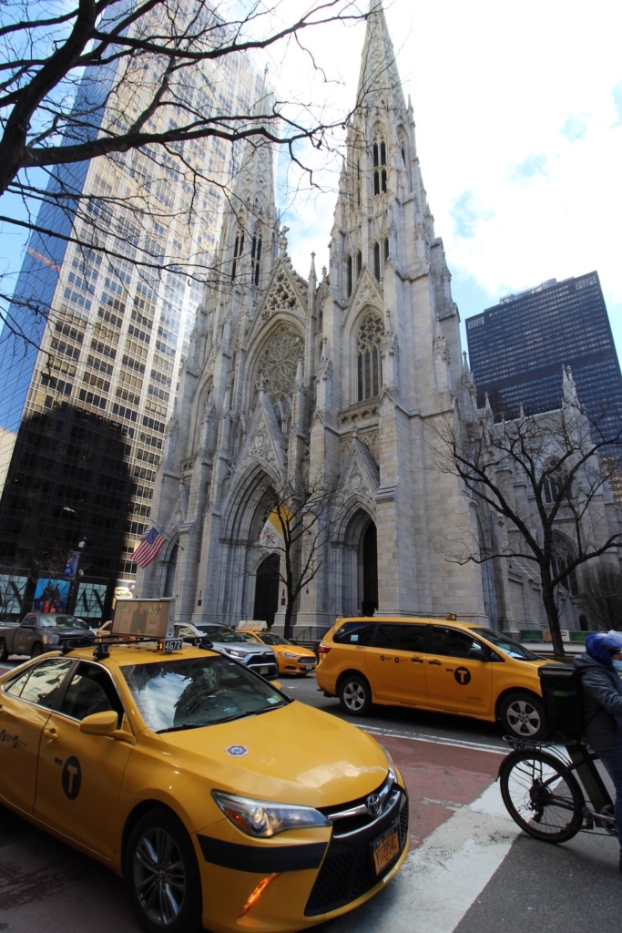 Taxis devant la cathédrale Saint Patrick