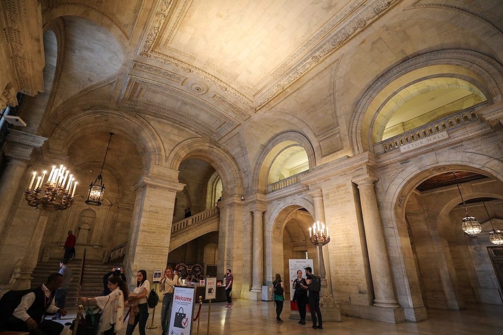 Le Hall d'entrée recouvert de marbre blanc de la bibliothèque de New York