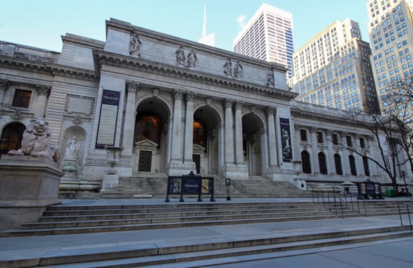 La majestueuse New York Public Library, un lieu emblématique de la culture et de la connaissance à New York