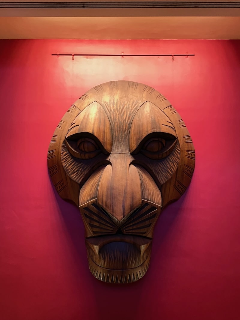 Décor en forme de tête de lion à la comédie musicale du Roi Lion à New York
