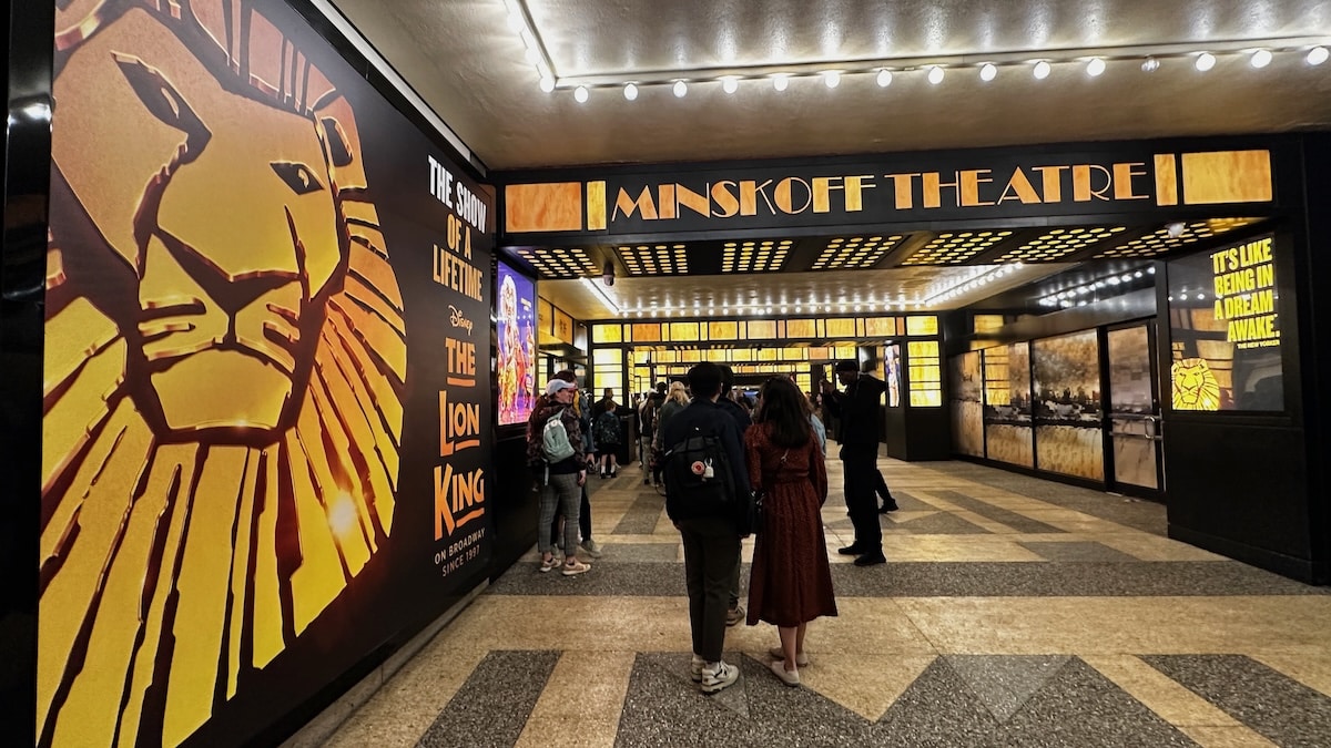 Entrée du théâtre Minskoff où est jouée la comédie musicale Le roi Lion à New York