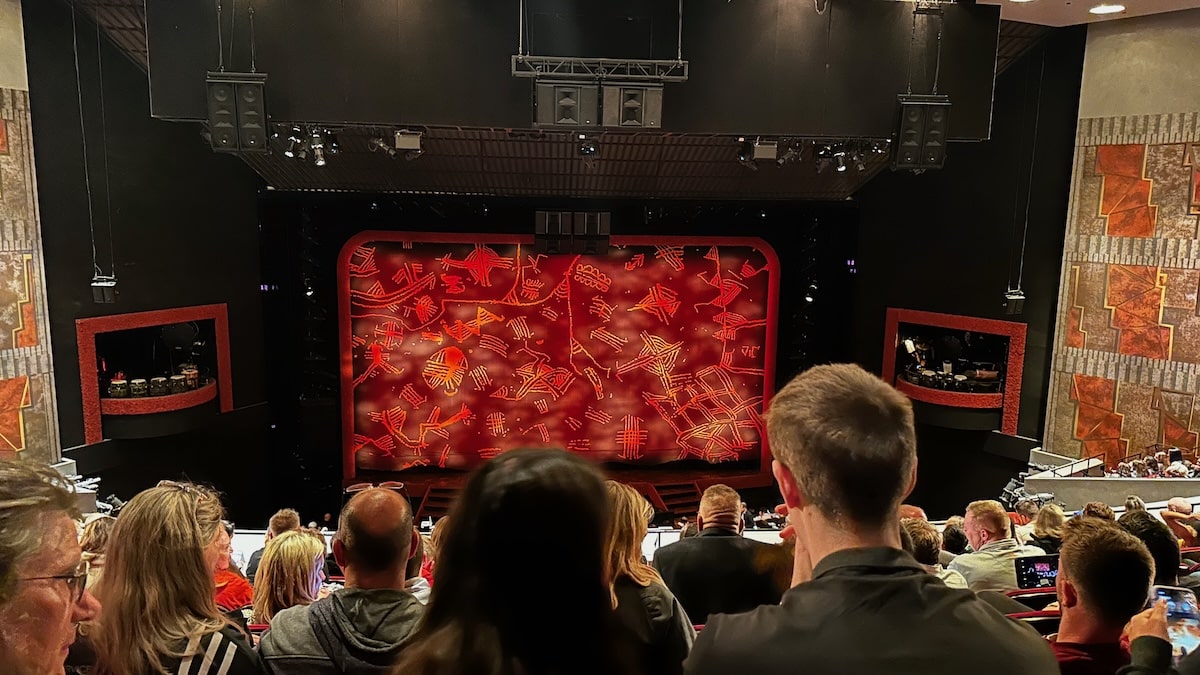 Intérieur du théâtre où se joue la comédie musicale Le roi Lion à New York