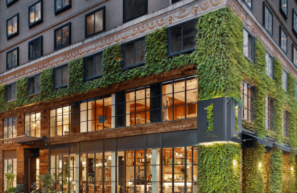 Façade du Central Park Hôtel décoré de verdure sur ces cotés et qui est très vitrée.