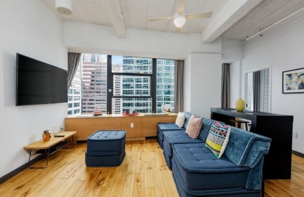 Vue sur l'intérieur de l'appart hôtel et sur la vitre qui donne une vue sur la skyline de New York
