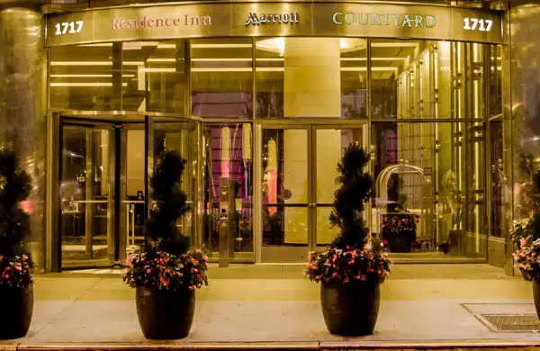 Vue sur l'entrée de l'hôtel