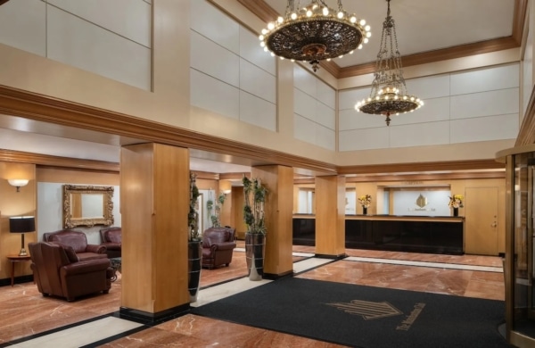 Hall éclairé et très luxueux du Manhattan Club