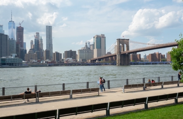Brooklyn Bridge Park Greenway avec vue sur le Pont de Brooklyn et Manhattan