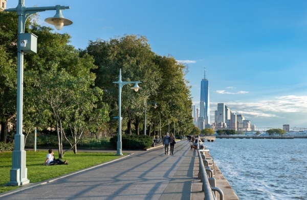 Hudson River Greenway avec vue sur la One World Trade Center à New York