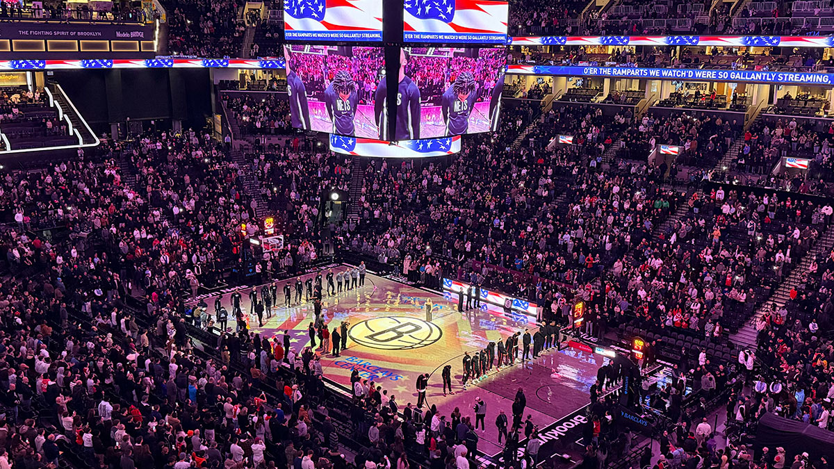 Hymne national au Barclays Center lors d'un match des Brooklyn Nets