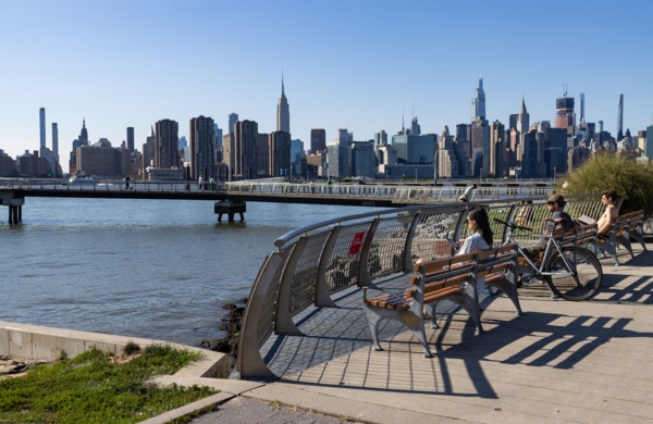 Vue depuis le Transmitter Park dans le quartier de Greenpoint à Brooklyn