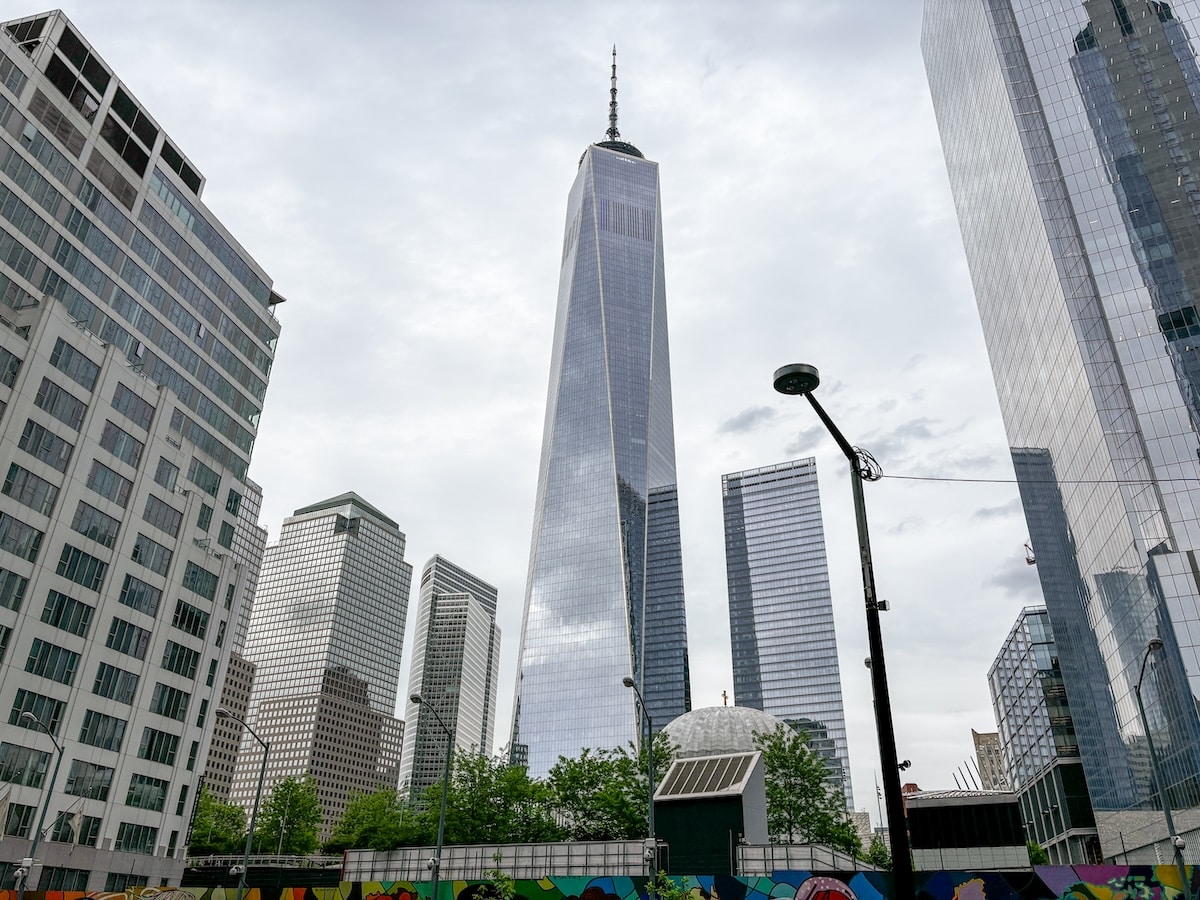 Vue sur la One World Trade Center en sortant de l'hôtel The Washington à New York