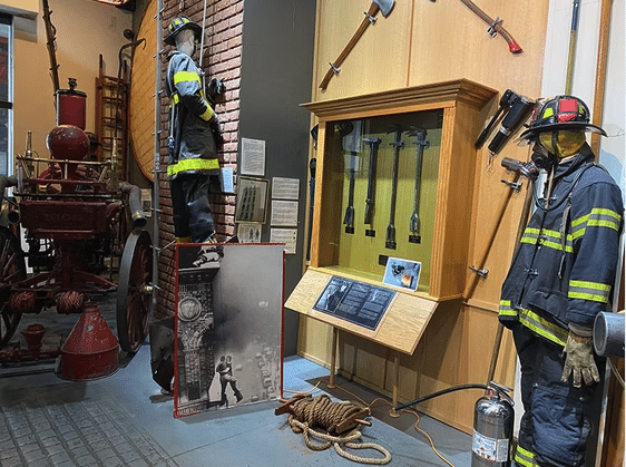Anciens uniformes exposés au NYC Fire Museum